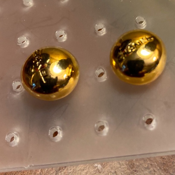 CHANEL Vintage Gold tone Stud pierced Earrings (rare) with COA - Picture 6 of 7